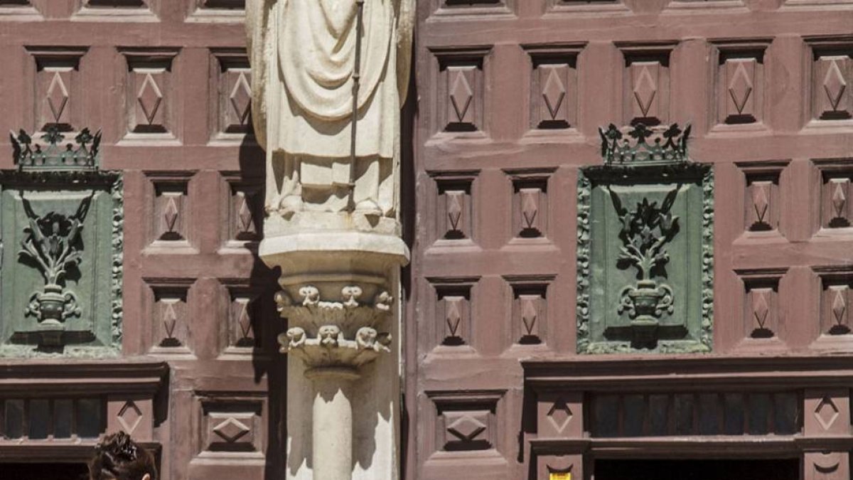 Un grupo de turistas entran a la Catedral de Burgos.-SANTI OTERO