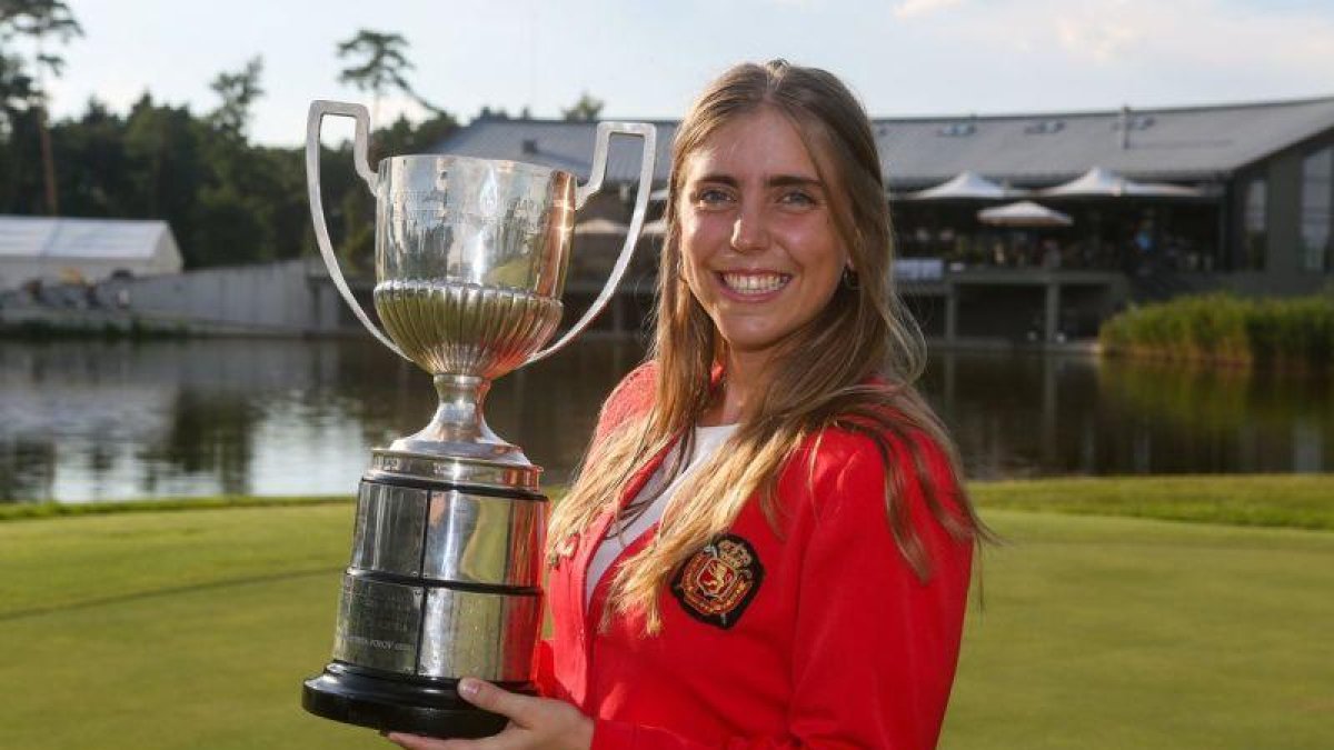 Celia Barquin Arozamena, con el trofeo de campeona europea amateur 2018.-EL PERIÓDICO