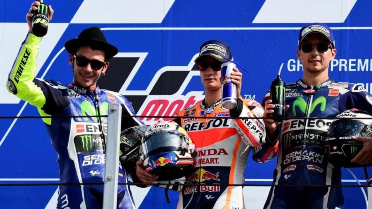 Pedrosa, el ganador del GP de San Marino, flanqueado en el podio por Rossi y Lorenzo.-GIUSEPPE CACACE
