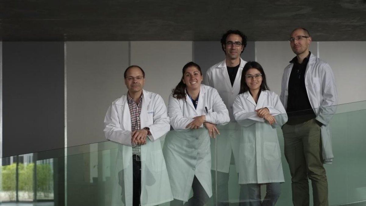 Manuel S. Malmierca, Gloria Gutiérrez, Javier Nieto, Catalina Valdés y David Pérez en las instalaciones de la Universidad de Salamanca.-ENRIQUE CARRASCAL