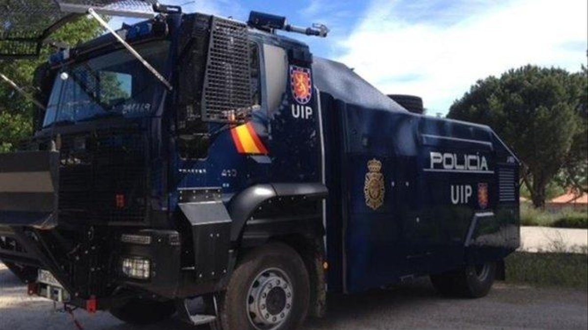 El camión lanza agua de la Policía Nacional-ARCHIVO
