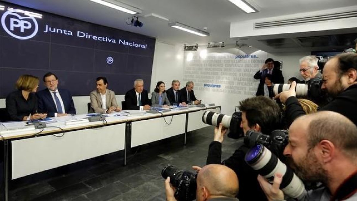 El líder del PP, Mariano Rajoy, y otros dirigentes del partido en la junta directiva nacional, el pasado lunes.-JUAN MANUEL PRATS