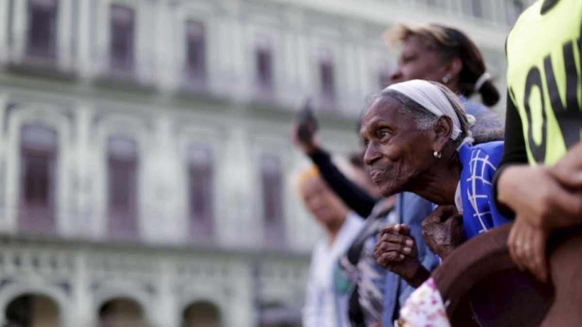Una mujer espera la llegada del presidente Obama, al Gran Teatro de la Habana Alicia Alonso.-REUTERS / UESLEI MARCELINO