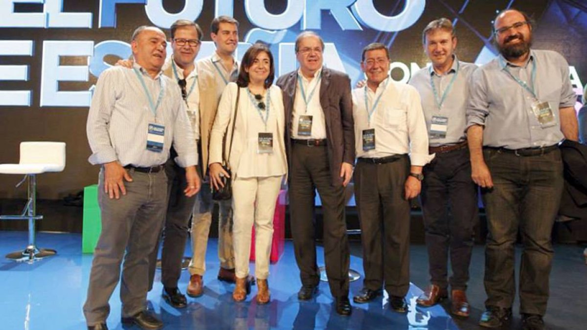 La delegación del PP de Burgos posa en Madrid al inicio de la Conferencia Política.-ECB