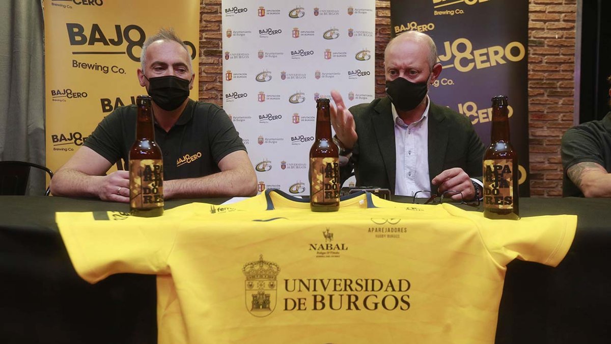 El Aparejadores RC firmó ayer el acuerdo de patrocinio con la cervecera artesana local Bajo Cero. RAÚL G. OCHOA