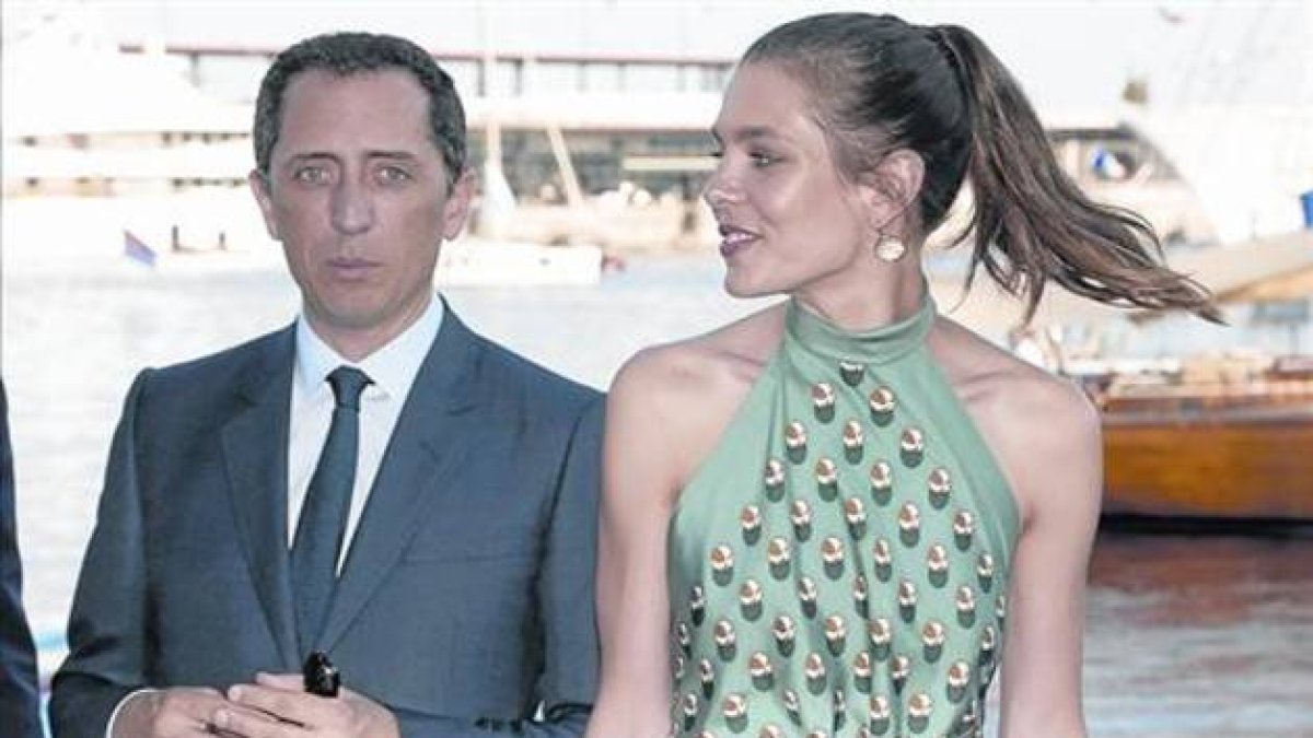 Carlota Casraghi y Gad Elmaleh posan durante la inauguración del Yacht Club de Mónaco, en junio del 2014.-Foto:   AP / LIONEL CIRONNEAU