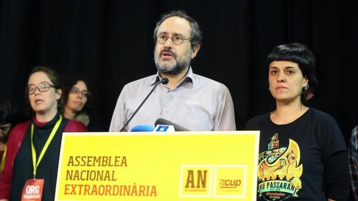 Antonio Baños, durante su intervención en la asamblea nacional extraordinaria de la CUP, el pasado domingo en Sabadell.-RICARD CUGAT