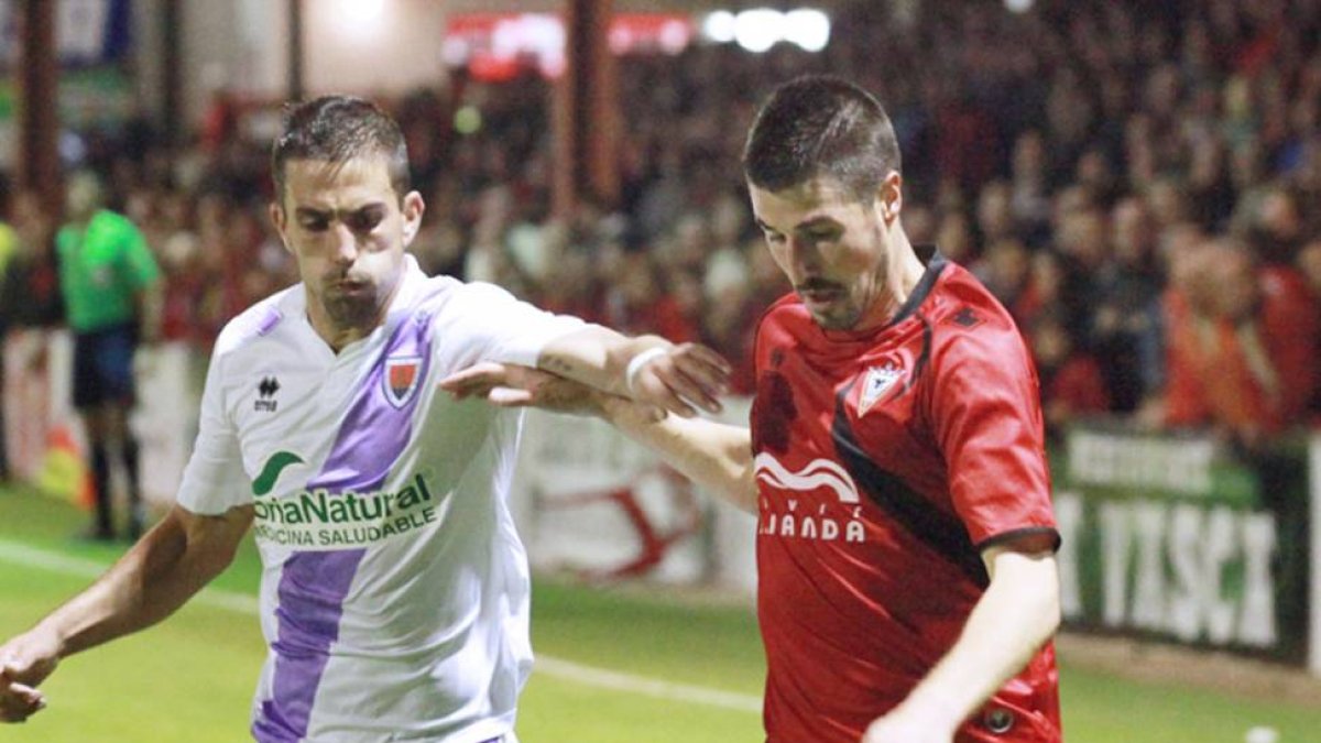 Álex Ortiz durante el partido que jugó el Mirandés ante el Numancia.-JOSÉ ESTEBAN EGURROLA