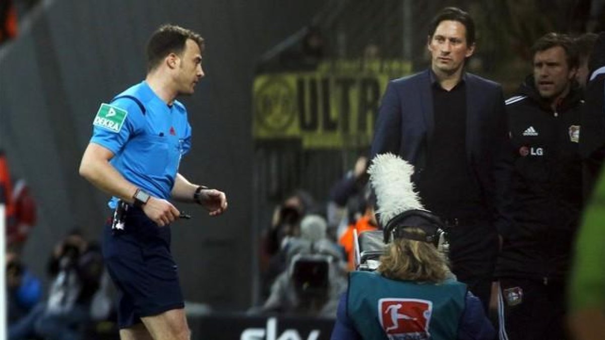 Roger Schmidt, druante el encuentro ante el Borussia Dortmund.-REUTERS / INA FASSBENDER