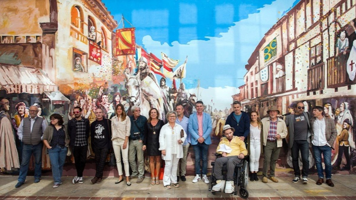 Inauguración del mural del Cid, a cargo del Gremio de Aristas Plásticos (GAP) de Burgos, en la calle de La Puebla. TOMÁS ALONSO