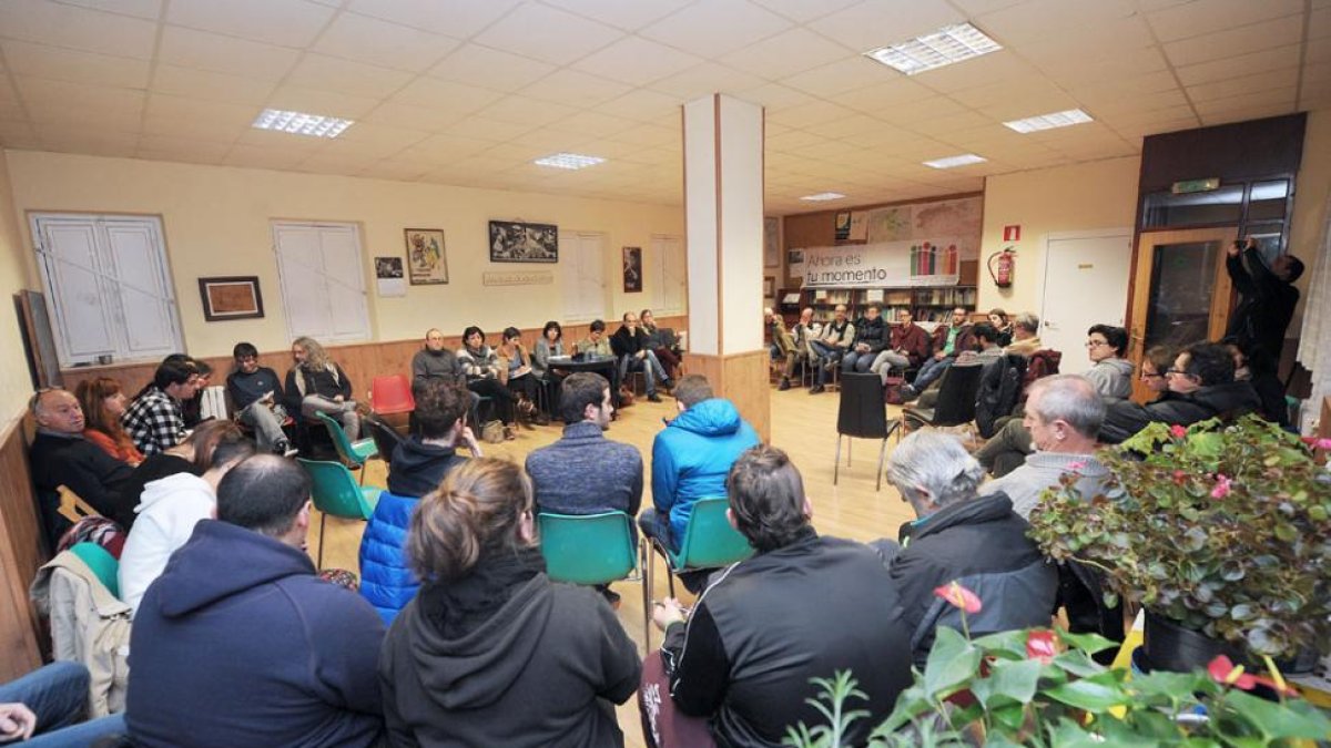 La asamblea de Imagina Burgos aprobó el documento que servirá de base a las negociaciones con el PSOE.-ISRAEL L. MURILLO