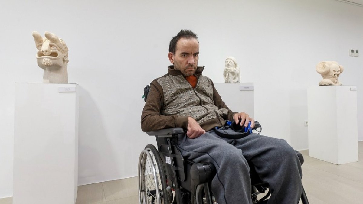 Fernando Arahuetes, el día antes de inaugurar su exposición de escultura 'Segundo Acto'. SANTI OTERO