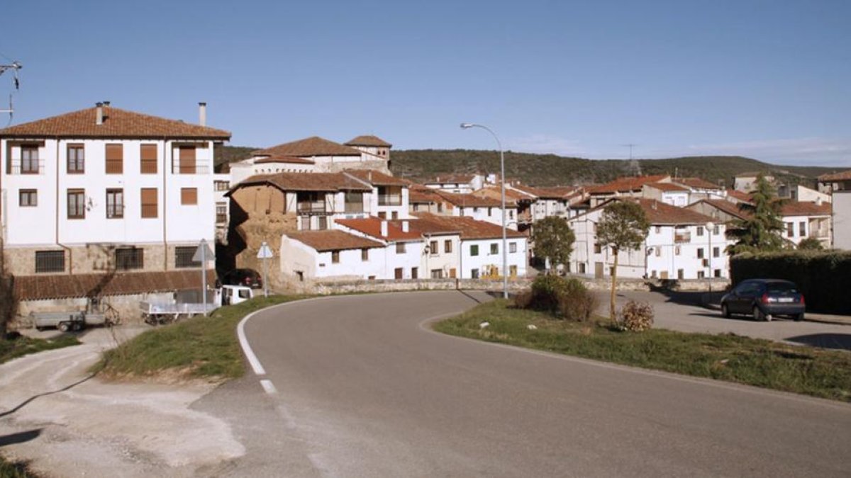 La intervención buscará mejorar el trazado de la carretera que comunica ambas localidades burgalesas.-ECB