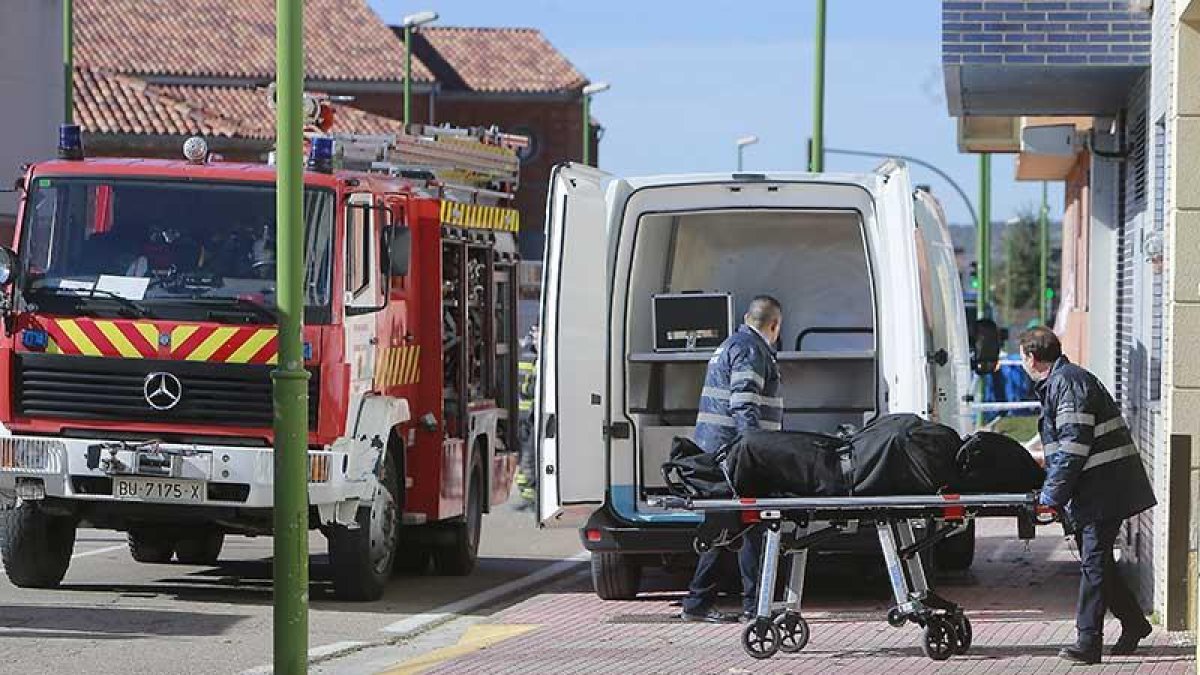 El levantamiento del cadáver tuvo lugar en torno a las 13,45 horas.-RAÚL G. OCHOA