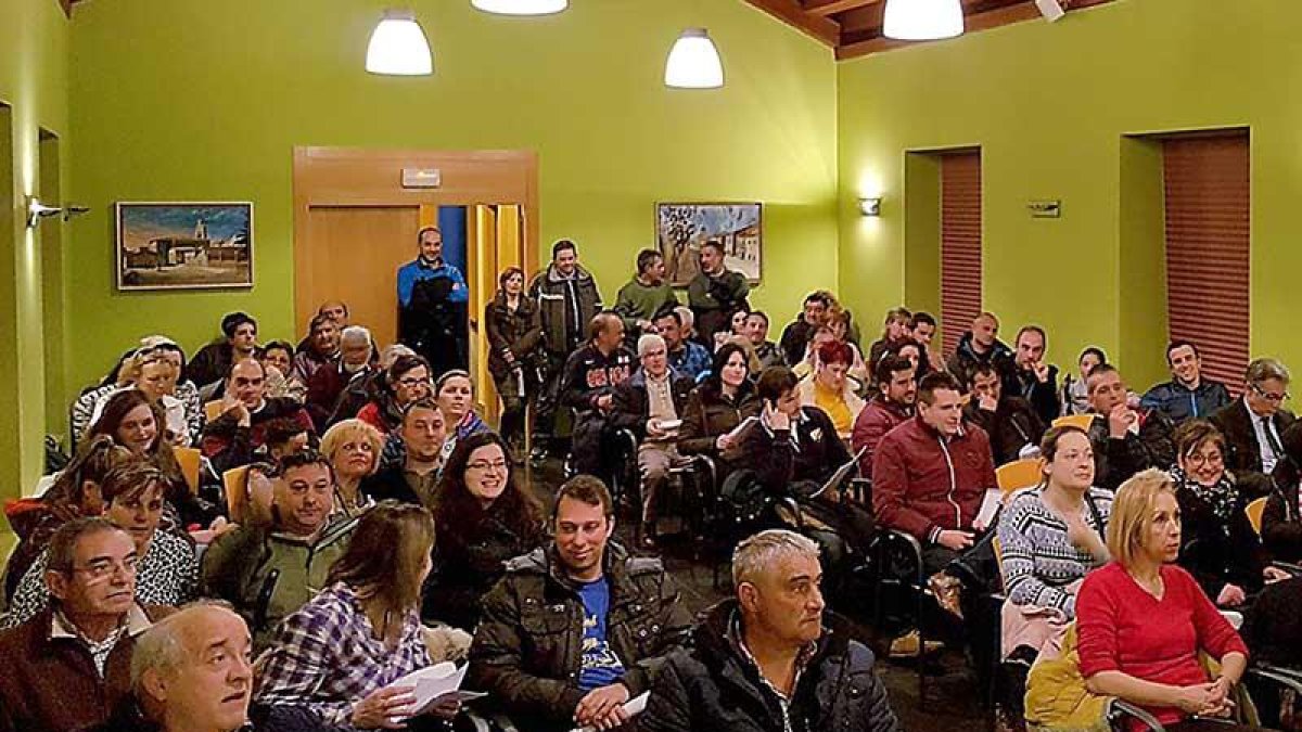 A la reunión de ayer acudió más de un centenar de vecinos.-ECB
