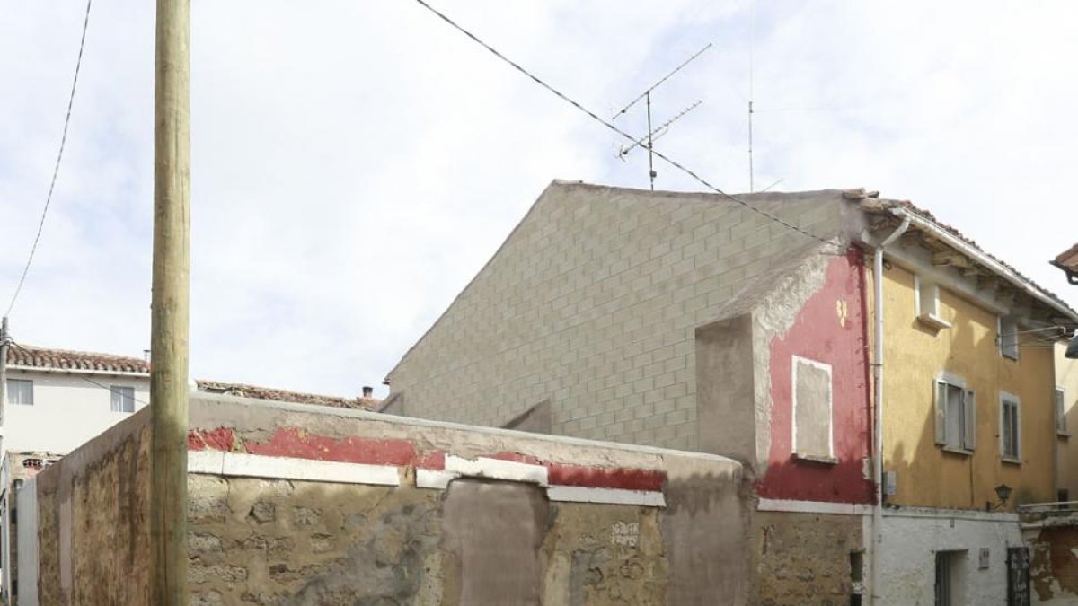 Una de las casas derribadas por las grietas en Villatoro.-RAÚL G. OCHOA