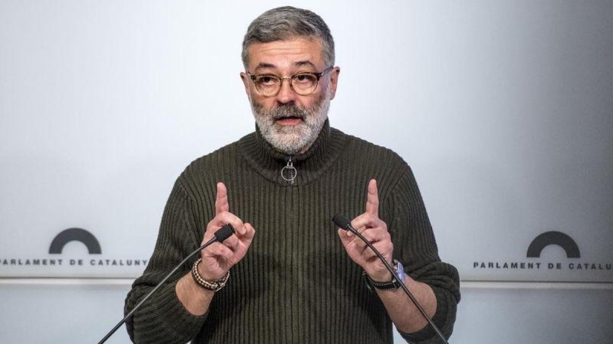 El diputado de la CUP Carles Riera, en una rueda de prensa en el Parlament.-FERRAN SENDRA