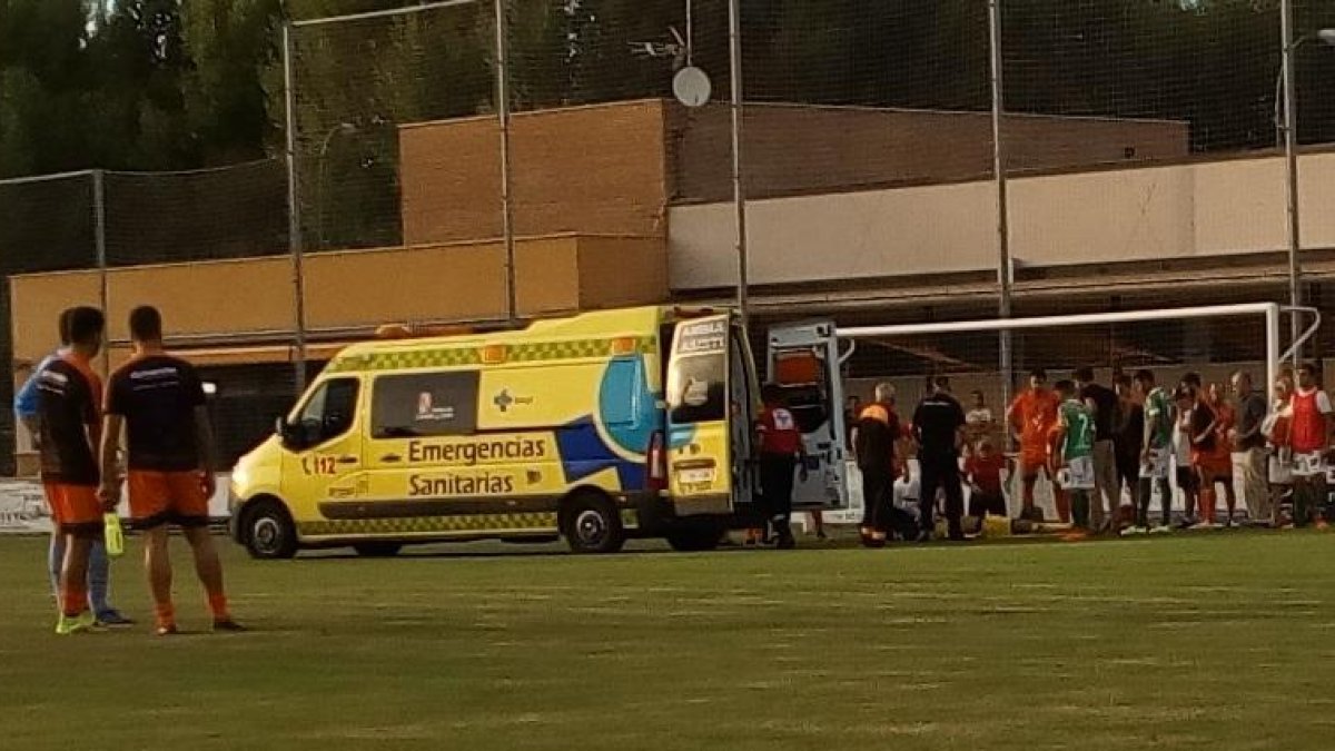 Momento en el que los servicios médicos inmovilizan a Álex antes de su traslado al hospital, ayer.-ECB