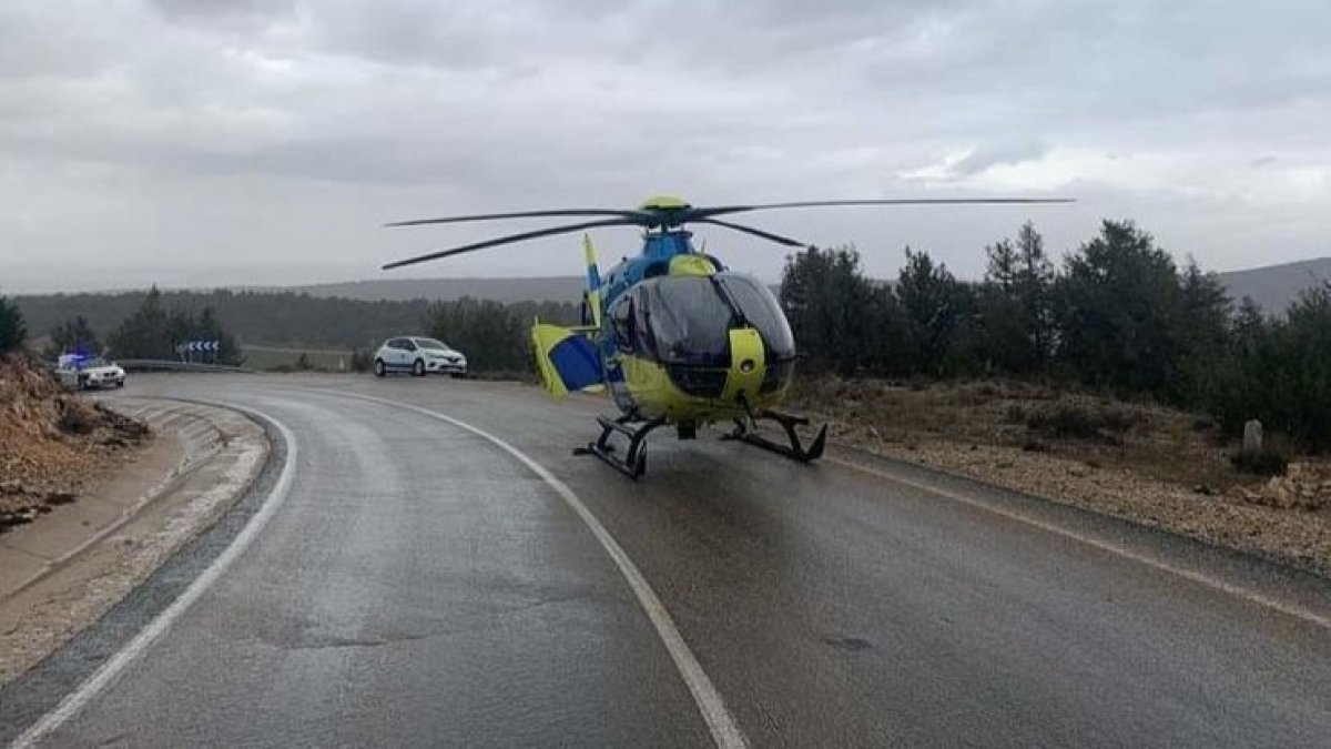 El helicóptero, en una imagen de archivo, sobre una carretera esperando a evacuar un herido. BASE HELICÓPTERO BURGOS
