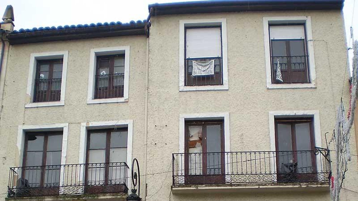 El edificio de la Banca Pecho aguarda el derribo.-L. V.