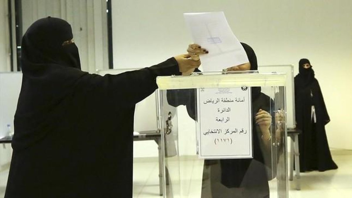 Una mujer saudí vota por primera vez.-AP / AYA BATRAWY