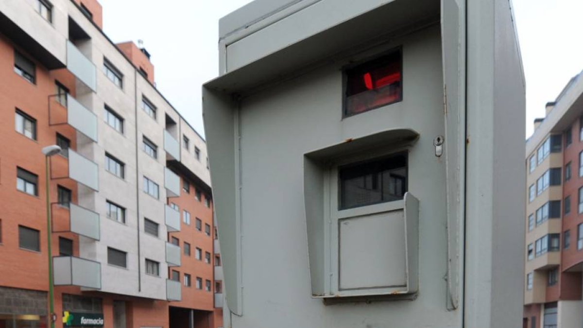 Radar instalado en la calle Esteban Sáez de Alvarado, en la capital burgalesa.-ISRAEL L. MURILLO