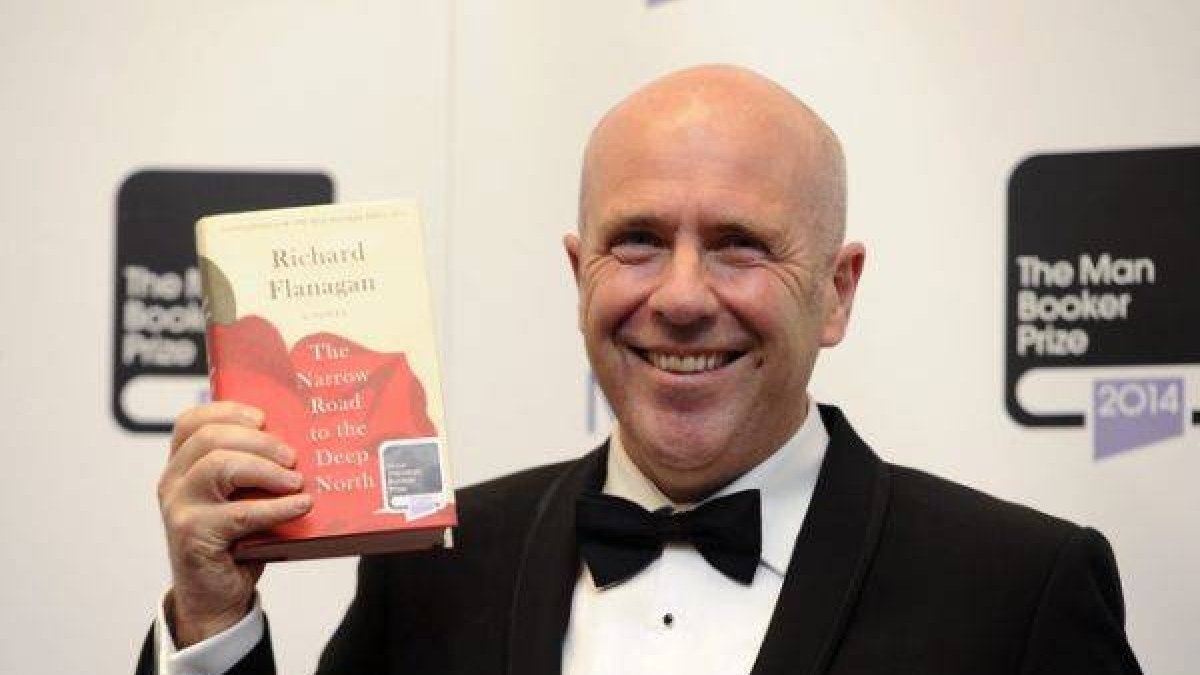 Richard Flanagan posa con la novela que le ha valido el Man Booker, anoche en Londres.-Foto: EFE / FACUNDO ARRIZABALAGA