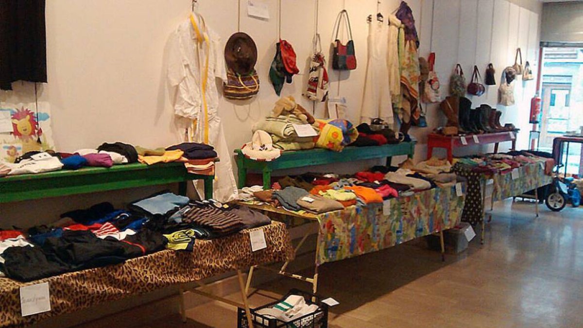 La asociación dispone de todo tipo de productos de segunda mano, sobre todo ropa y discos musicales.-C.V.