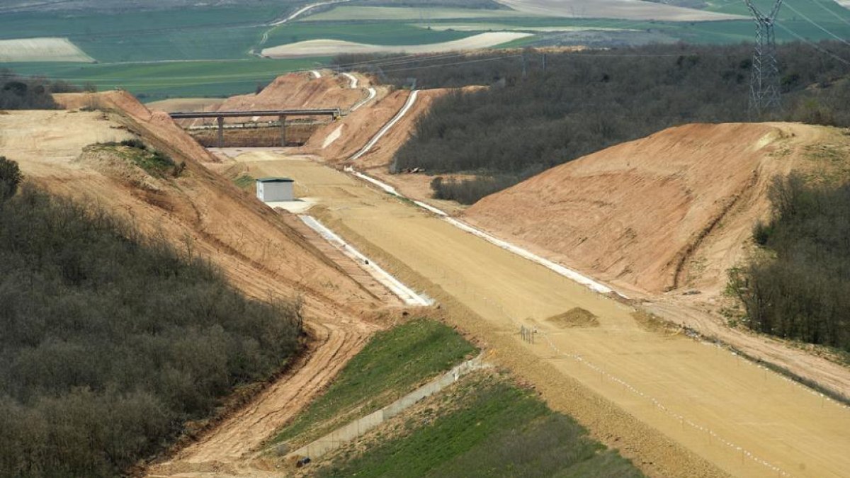 Ni vías ni catenaria. El último tramo del AVE a Burgos es sólo un terraplén sobre el que se deben instalar las vías y el resto de la infraestructura.-ISRAEL L. MURILLO