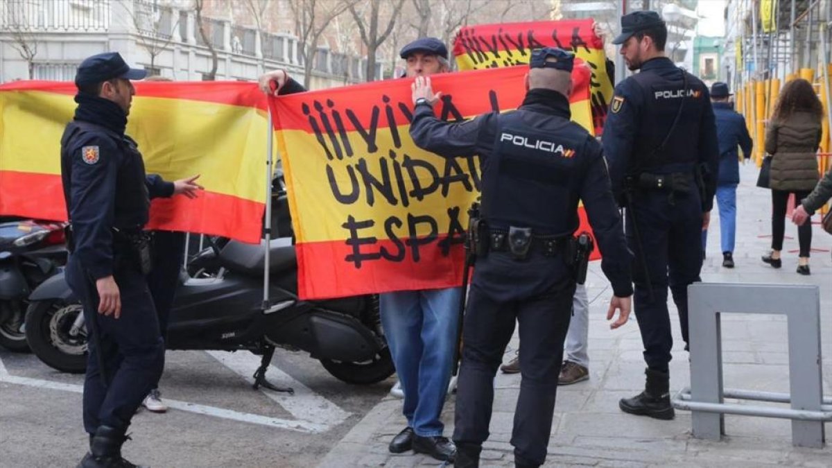 Concentrados con banderas españolas ante el Tribunal Supremo.-JUAN MANUEL PRATS