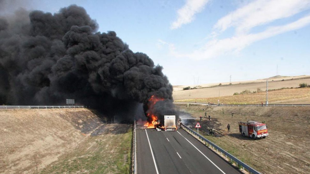 Imagen del accidente registrado en la N-I el pasado mes de septiembre en el que murieron dos camioneros.-G. González