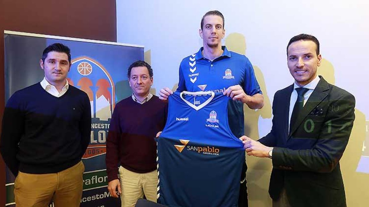 Toncinic posa con la camiseta del San Pablo junto a Albano Martínez (director deportivo), Félix Sancho (vicepresidente) y Alberto Calvo (BeUp).-RAÚL OCHOA