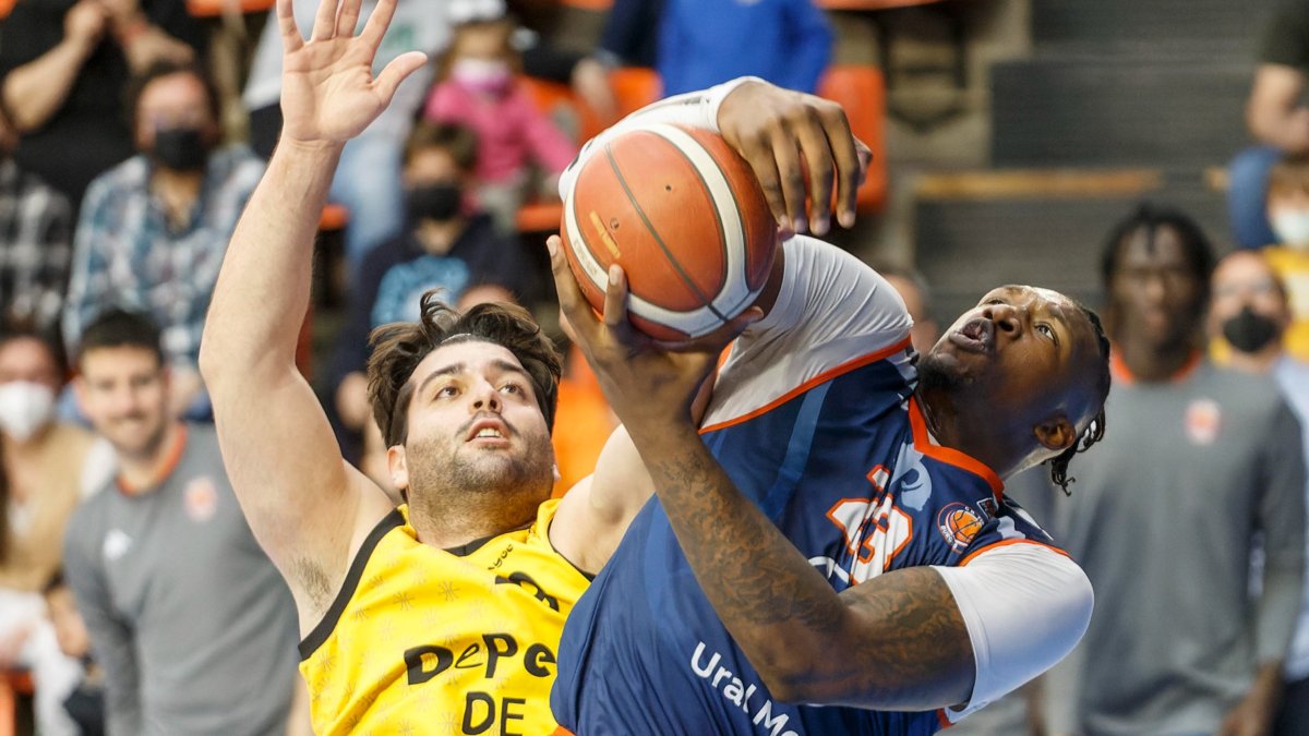 DeBerry gana la partida en la zona. SANTI OTERO