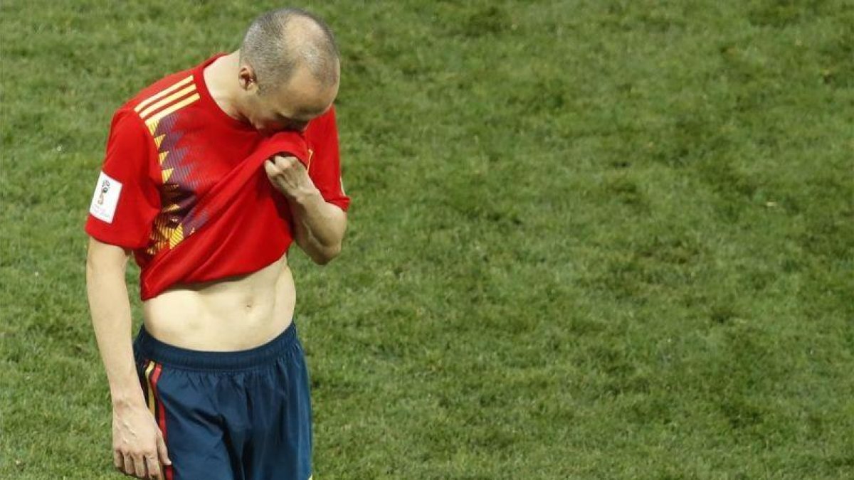 Andrés Iniesta deja el campo tras caer España eliminada por Rusia.-AP / DAVID VINCENT