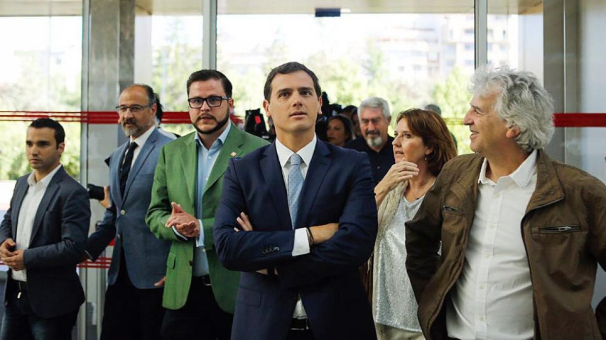 Luis Fuentes, el candidato por Burgos alCongreso, Rodrigo Ibeas, Albert Rivera y el codirector de Atapuerca JuanLuis Arsuaga, en la entrada del MEH.-ECB