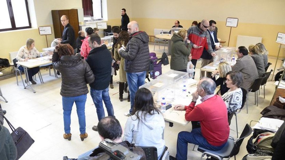 Electores ejerciendo su derecho al voto.-R. ORDÓÑEZ