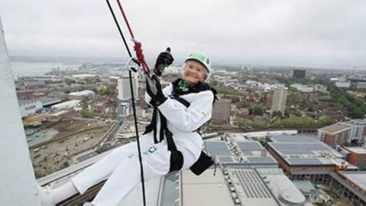 Doris Long, en su descenso de la torre Spinnaker, en Portsmouth.-Foto: FACEBOOK / ROWANS HOSPICE