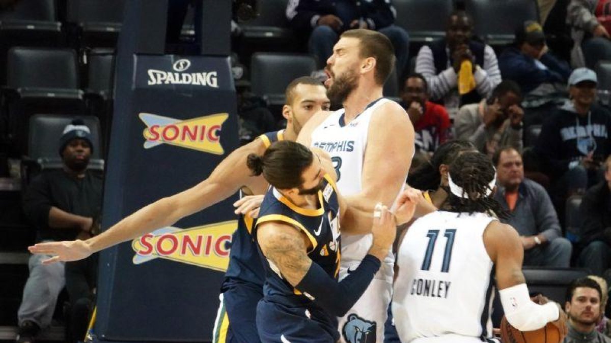 Marc Gasol y Ricky Rubio, en plena pugna.-EFE