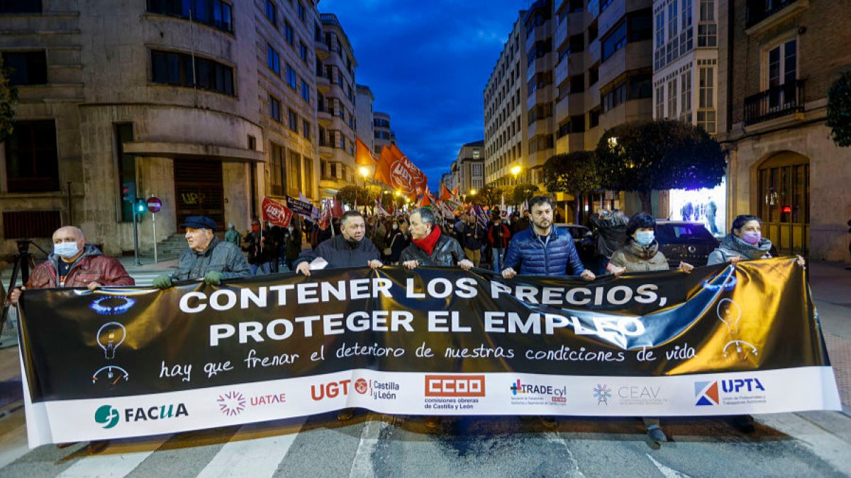 Manifestación contra la subida de precios, en Burgos, liderada por CCOO y UGT. SANTI OTERO