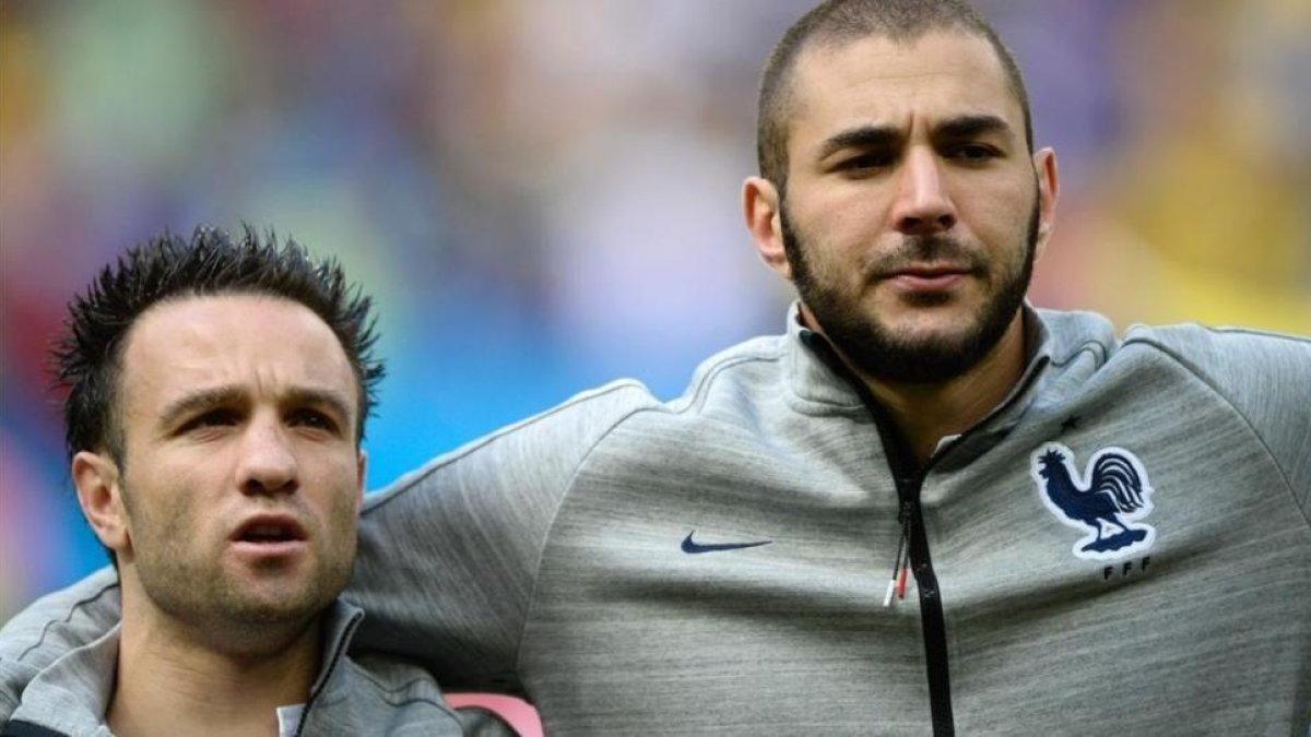 Benzema, junto a Valbuna en un partido con la selección francesa, en el 2016..-ARCHIVO