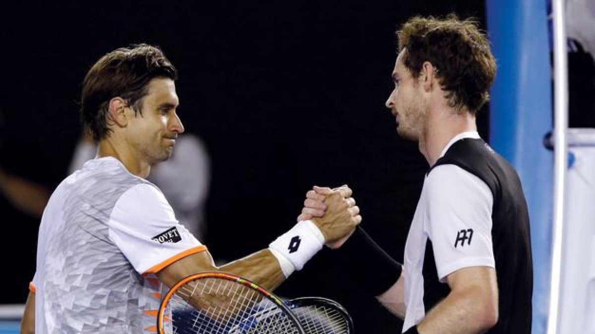David Ferrer saluda a Andy Murray tras el partido, este miércoles en Melbourne.-AP / AARON FAVILA