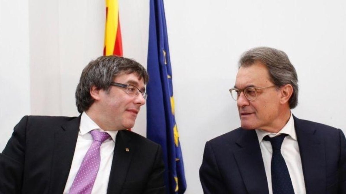El 'president' Carles Puigdemont y el 'expresident' Artur Mas, en la sede del PDECat en Barcelona.-EFE / ALEJANDRO GARCIA