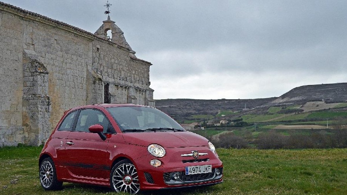 El Abarth 500 en la ermita de la Virgen de la Cuadra en la localidad de Mansilla de Burgos, en cuyas inmediaciones se llevó a cabo la prueba de este ‘urbanita tuneado’. FOTOS:-HECTOR FUSTEL