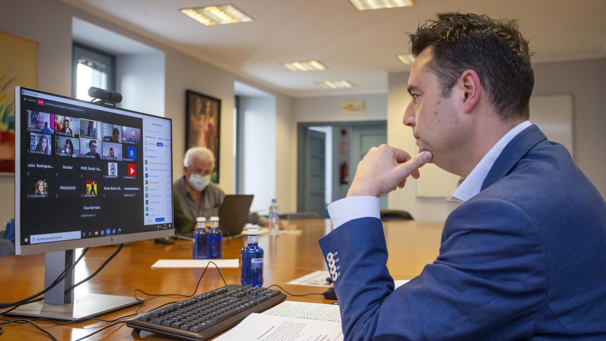 El alcalde de Burgos, Daniel de la Rosa, durante un pleno municipal. SANTI OTERO