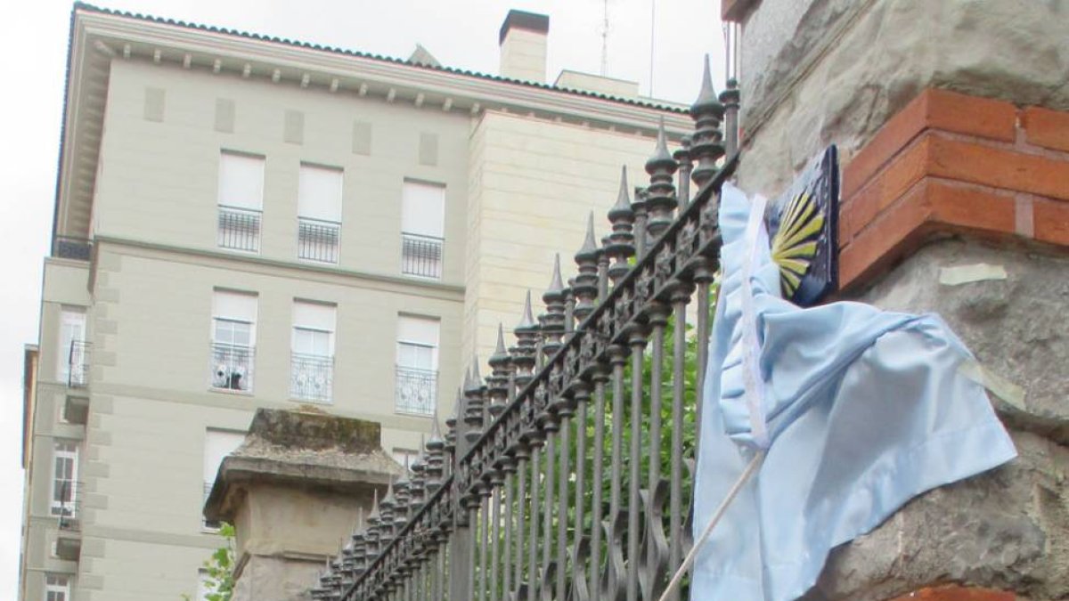 La alcaldesa descubriendo la señal peregrina.-E. M.