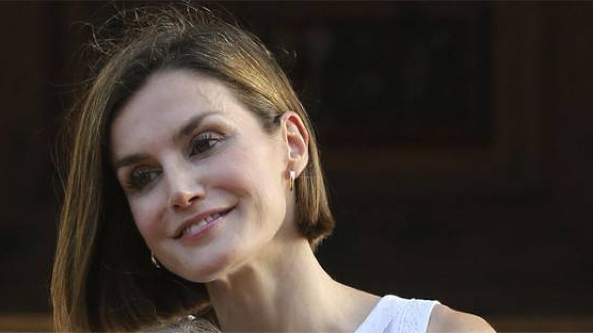 La reina Letizia, durante el posado del Palacio de Marivent.-Foto: EFE / BALLESTEROS