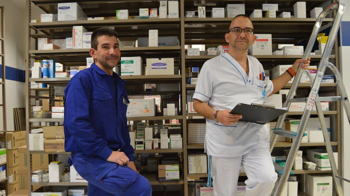 Los hemanos Álvaro y Félix en una de las dependencias de la clínica San Juan de Dios. ECB