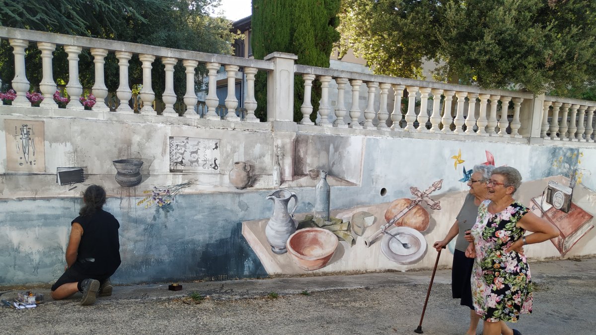 Dos paisanas de Reinoso sonríen a su paso por el mural. STARTER PROYECTOS