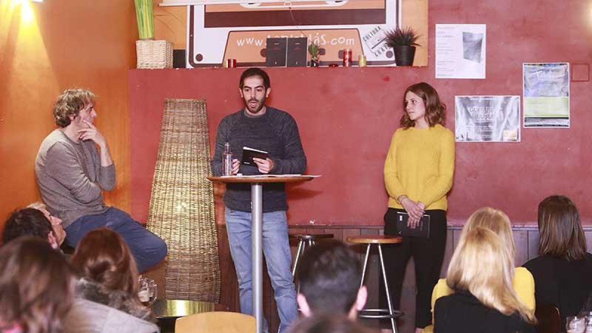 Jorge Rojo leyó algunos de sus poemas en la presentación en el Bar de Blas.-R. OCHOA