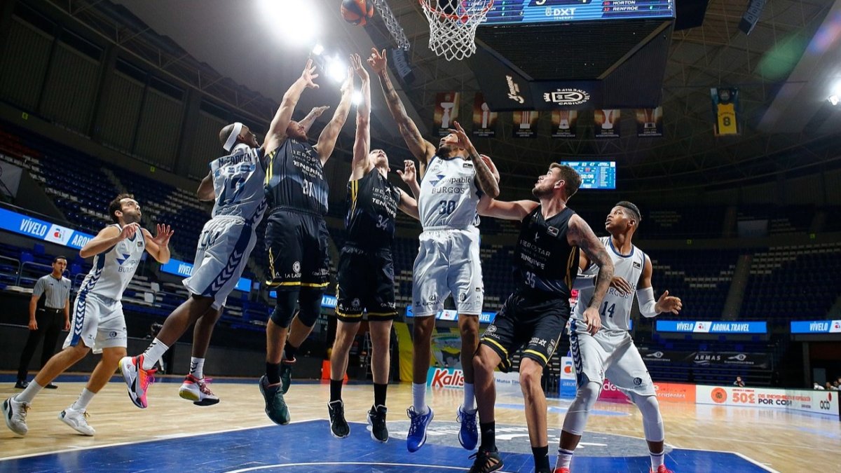 Los jugadores del Iberostar Tenerife y del Hereda San Pablo luchan por el rebote en el encuentro de liga disputado el pasado mes de diciembre en suelo insular. ACB PHOTO / E. COBOS